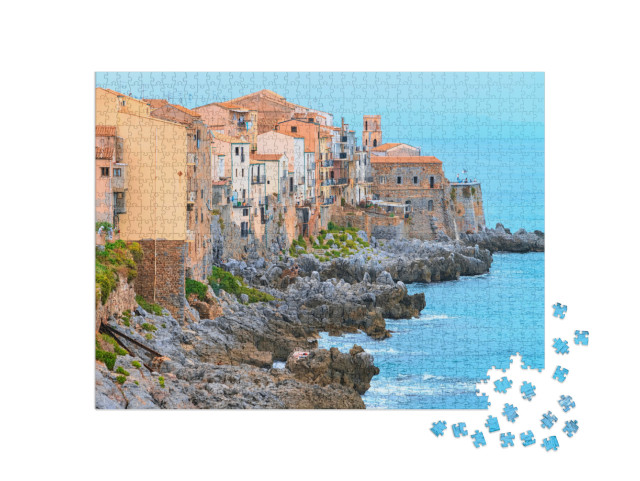 Puzzle 1000 pezzi „Antiche case sulla costa rocciosa di Cefalù, regione di Palermo, isola della Sicilia in Italia“