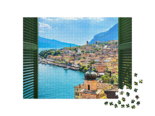 Puzzle 1000 pezzi „Finestra con vista sul paese di Limone Sul Garda sul Lago di Garda, Lombardia, Italia“
