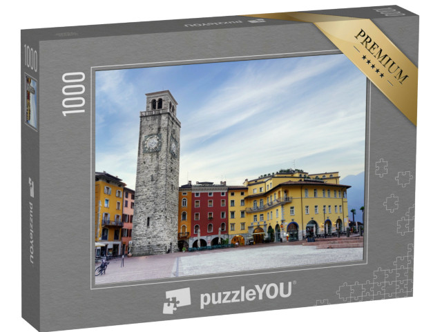 Puzzle 1000 pezzi „Riva del Garda, Italia. Centro storico e torre medievale Torre Apponale al mattino presto.“