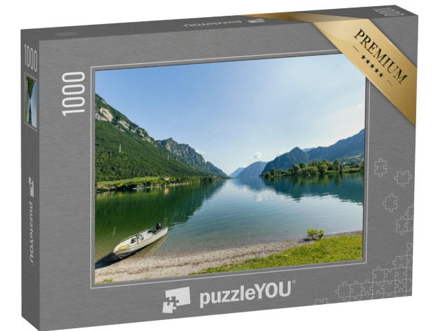 Puzzle 1000 pezzi „Vista del lago d'Idro da Lemprato, un lago prealpino italiano. Il lago è circondato da montagne boscose“