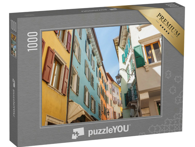 Puzzle 1000 pezzi „Edifici colorati in una strada di Riva del Garda, città sulle rive del Lago di Garda, Italia, Europa.“