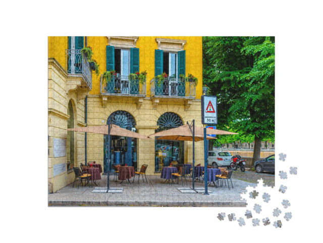 Puzzle 1000 pezzi „Vecchia strada con tavoli di un ristorante a Verona, Italia. Architettura e monumenti di Verona“