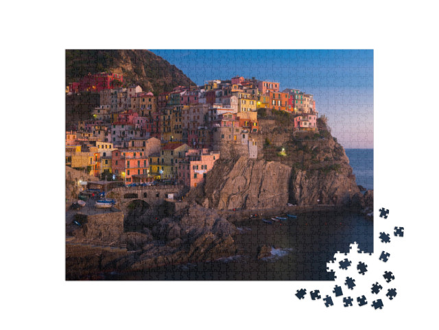 Puzzle 1000 pezzi „Manarola colorata sulla costa al tramonto in Italia all'aperto.“
