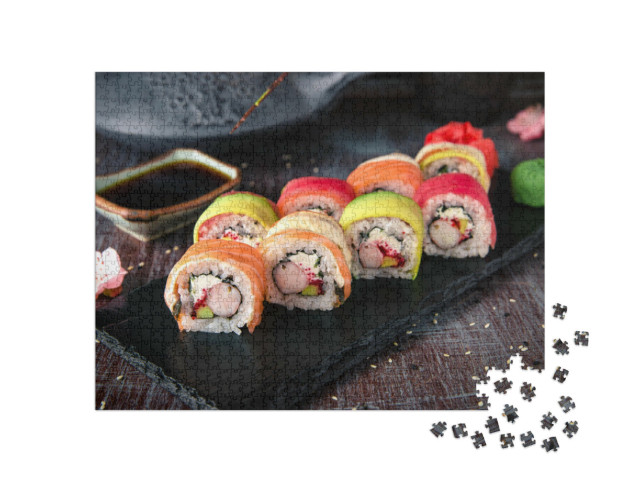 Puzzle 1000 pezzi „Rotolo di sushi arcobaleno con salmone e avocado“