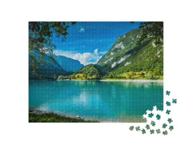 Puzzle 1000 pezzi „Giornata estiva con vista panoramica sul lago di Tenno in Alto Adige, vicino al lago di Garda, Trentino“