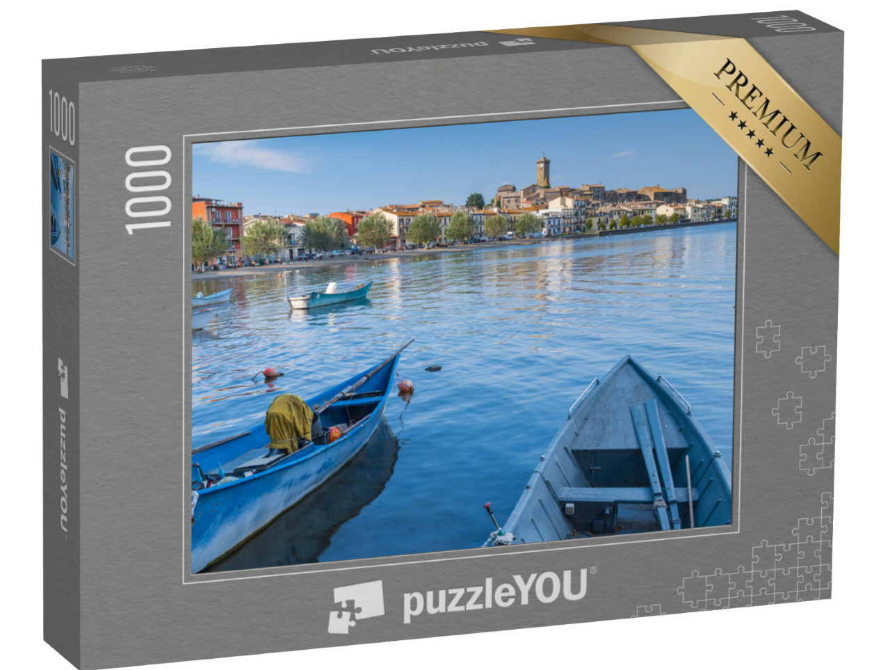 Puzzle 1000 pezzi „vista attraverso le barche della città di Marta sul lago di Bolsena in Italia“