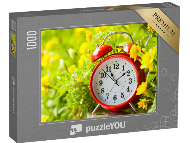 Puzzle 1000 pezzi „Sveglia rossa in stile vintage in un giardino con fiori gialli“