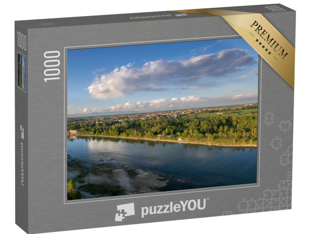 Puzzle 1000 pezzi „Riprese aeree con drone di Cremona e del fiume Po prima del tramonto, il ponte, la spiaggia, il parco“
