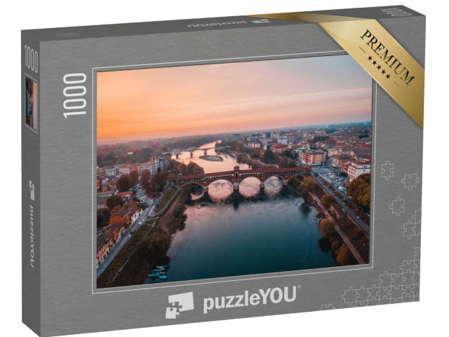 Puzzle 1000 pezzi „Vista aerea al tramonto su Pavia, Italia. Ponte coperto da un drone. Lombardia, Italia“