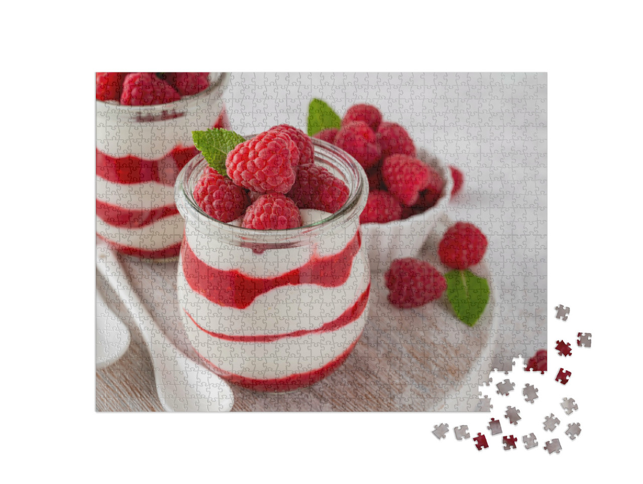 Puzzle 1000 pezzi „Mousse di cioccolato bianco alla vaniglia, panna cotta o parfait con salsa di lamponi“