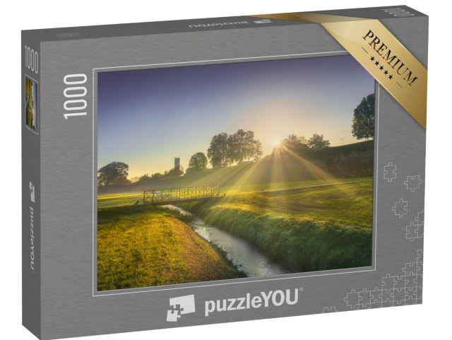 Puzzle 1000 pezzi „Mura e ponte della città medievale di Lucca. Alba nebbiosa in autunno. Toscana, Italia, Europa.“