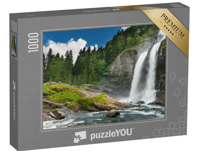 Puzzle 1000 pezzi „Cascata alpina nel bosco di montagna sotto un cielo blu“