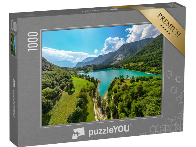 Puzzle 1000 pezzi „Una vista pittoresca del Lago di Tenno circondato da montagne con un'isola alberata“