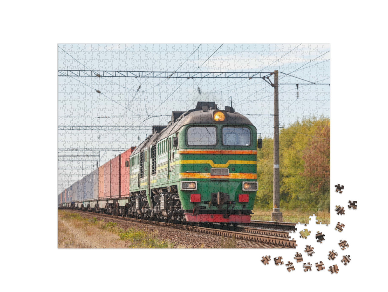 Puzzle 1000 pezzi „Una potente locomotiva diesel verde 2M62 traina un treno merci“