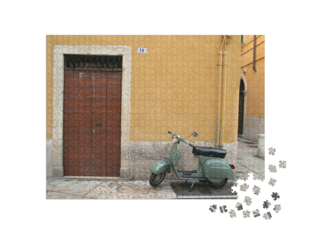 Puzzle 1000 pezzi „La tipica strada italiana con la porta bianca e lo scooter“