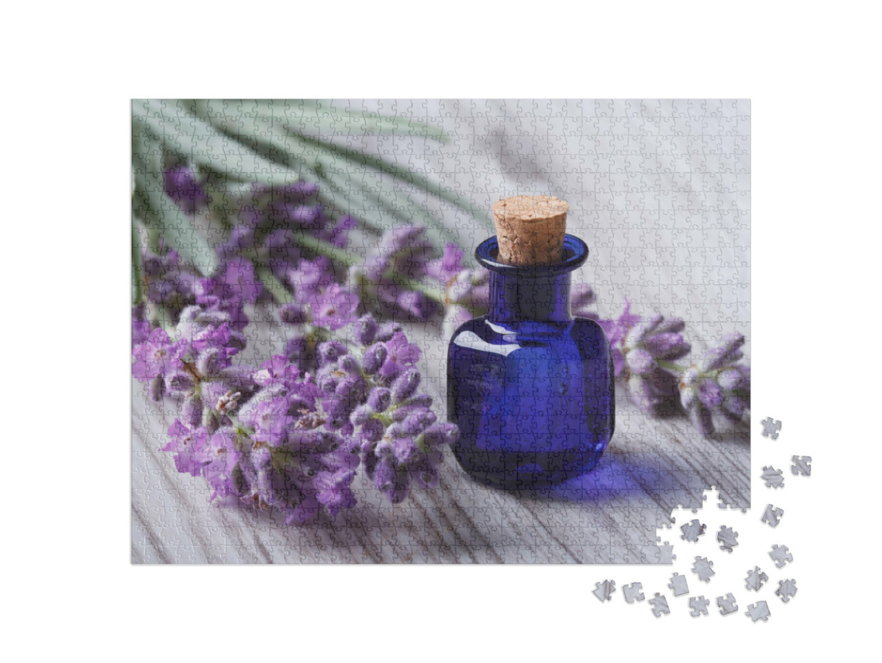 Puzzle 1000 pezzi „Olio essenziale di lavanda in bottiglia di vetro blu“