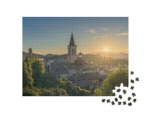 Puzzle 1000 pezzi „Spoleto, Santa Maria Assunta o Duomo di Santa Maria al tramonto. Provincia di Perugia, regione Umbria“