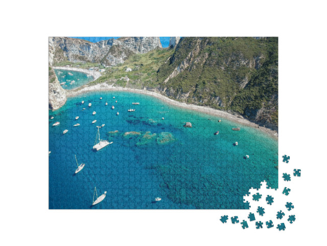 Puzzle 1000 pezzi „Vista da drone dell'isola di Palmarola con acqua verde cristallina e barche, Ponza,Lazio“