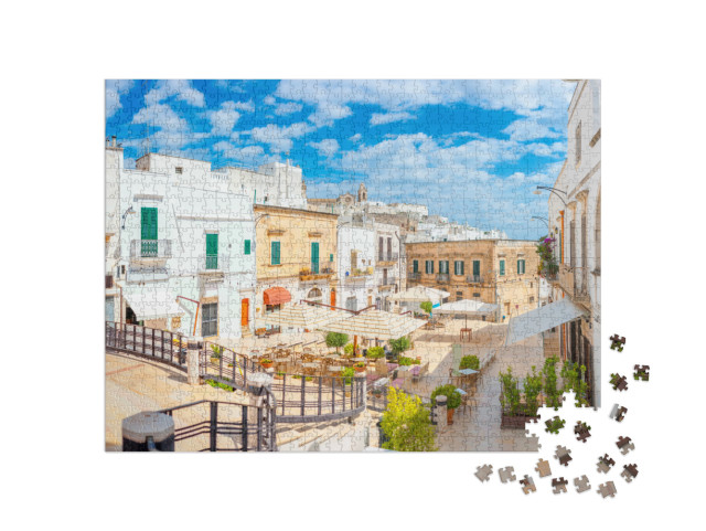 Puzzle 1000 pezzi „Tanti caffè nella zona turistica preferita di Ostuni. Italia. Europa“