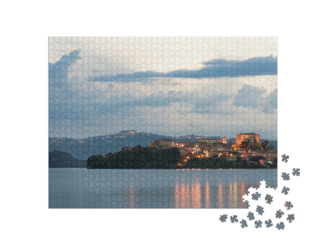 Puzzle 1000 pezzi „Il Lago di Bolsena in Italia al crepuscolo“