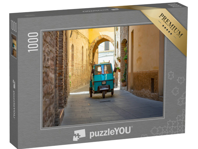 Puzzle 1000 pezzi „Uomo a bordo di un triciclo azzurro che guida nelle strette vie del centro storico di Spello, a Perugia.“