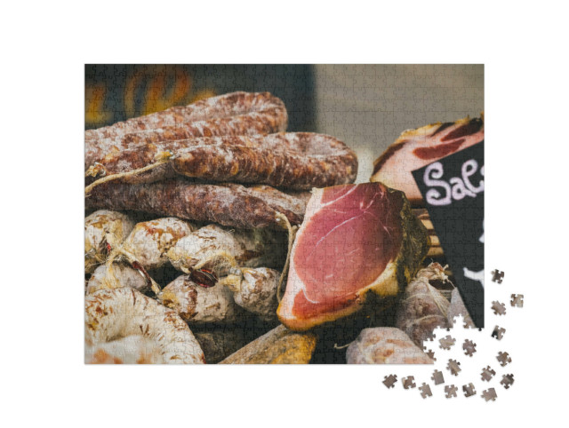 Puzzle 1000 pezzi „banco alimentare, vendita di salumi italiani. Prosciutto crudo italiano in primo piano“