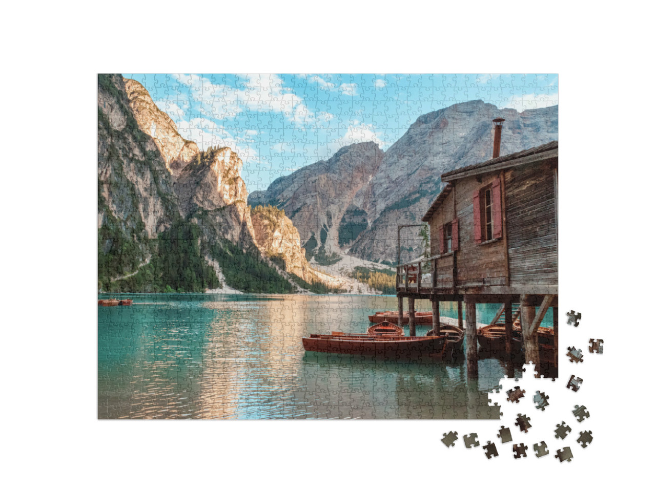 Puzzle 1000 pezzi „Lago di Braies nelle Dolomiti. Ormeggio con antiche e romantiche barche a remi in legno sul lago“