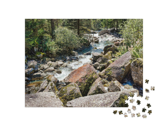 Puzzle 1000 pezzi „Paesaggio alpino sul torrente che scorre nella Val di Mello, in Valtellina a Sondrio“