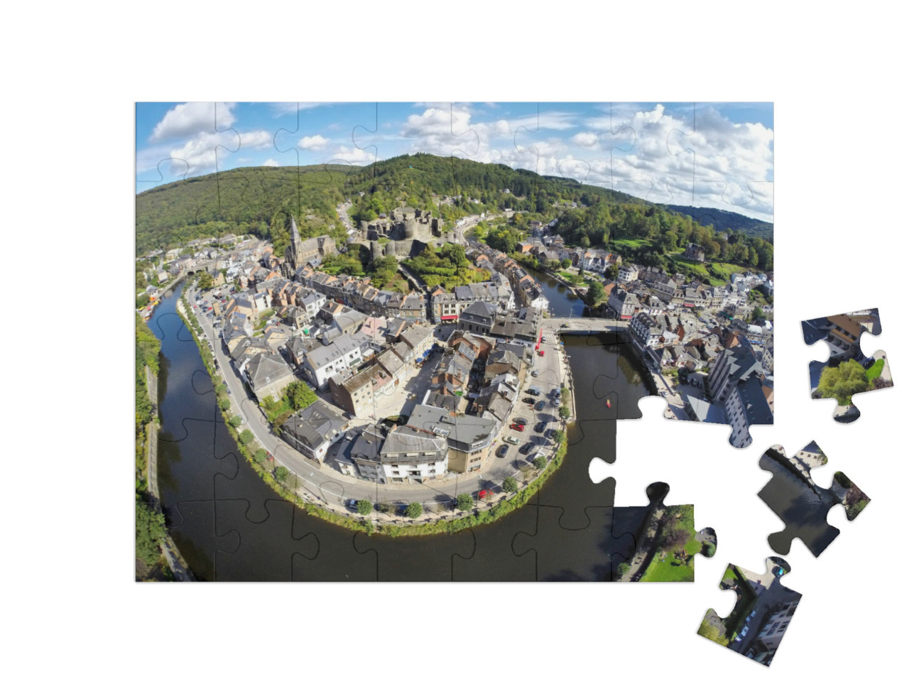 Puzzle 48 pezzi „Veduta aerea della città belga di La Roche-en-Ardenne con il fiume Ourthe“