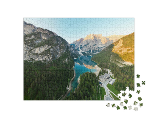 Puzzle 1000 pezzi „Lago di Braies con splendide montagne riflesse nell'acqua al sorgere del sole, Dolomiti, Italia“