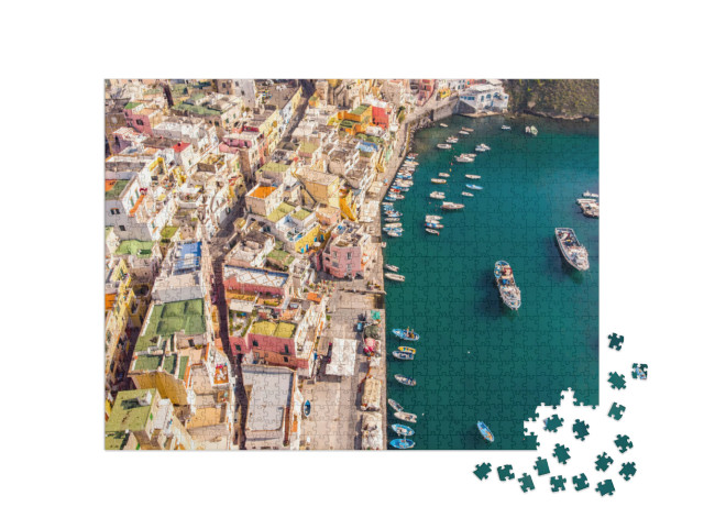 Puzzle 1000 pezzi „Vista aerea da drone del villaggio di pescatori della Corricella a Procida, Napoli, Italia“