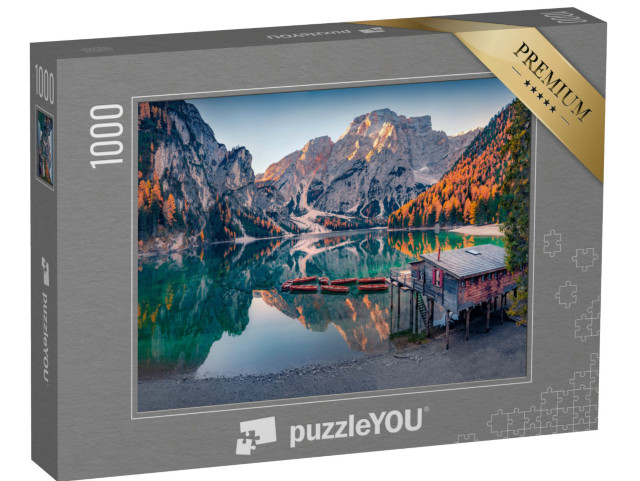 Puzzle 1000 pezzi „Tranquilla vista mattutina all'alba del lago di Braies con barche e pontile di pesca“