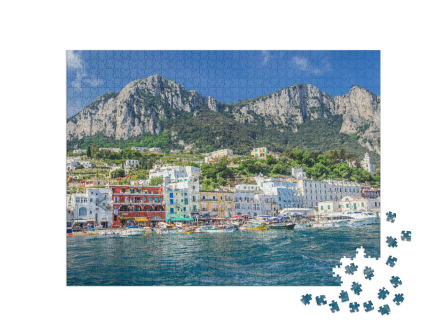Puzzle 1000 pezzi „Idilliaco paesaggio del porto dell'isola di Capri, costiera amalfitana, Europa“