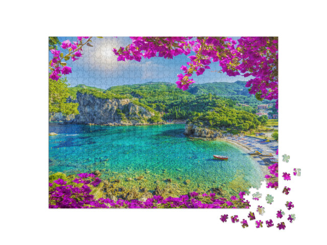 Puzzle 1000 pezzi „Baia con acqua cristallina a Paleokastritsa, isola di Corfù, Grecia“