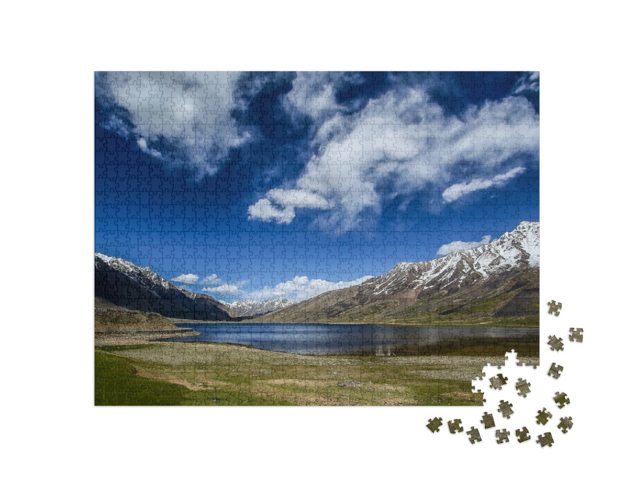 Puzzle 1000 pezzi „Bellissimo lago circondato da montagne nella valle di Shandur, Pakistan“