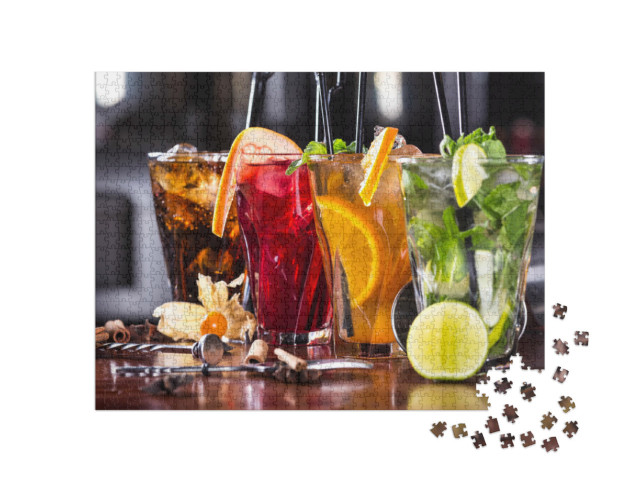 Puzzle 1000 pezzi „Whiskey cola, mojito, cocktail all'arancia e cocktail alla fragola“