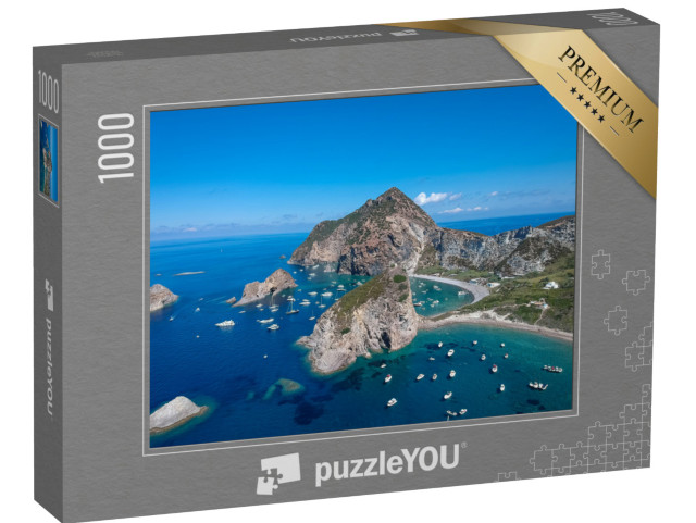 Puzzle 1000 pezzi „Vista da drone dell'isola di Palmarola con acqua verde cristallina e barche, Ponza, Italia“