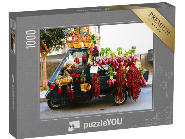 Puzzle 1000 pezzi „Prodotti agricoli in Calabria, Cesti di peperoncini rossi su una vecchia macchina Ape in strada“