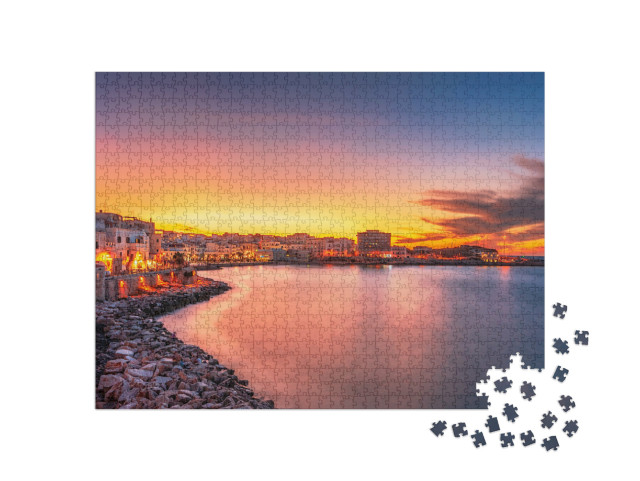 Puzzle 1000 pezzi „Vista panoramica del centro storico di Vieste Gargano al tramonto, Puglia, Italia.“