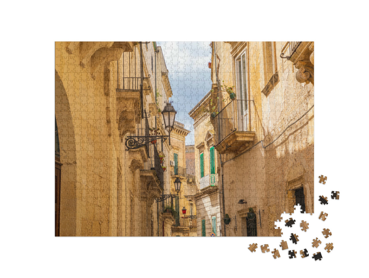 Puzzle 1000 pezzi „Italia, Puglia, Provincia di Lecce, Lecce. Edifici in pietra e balconi in ferro lungo una strada stretta.“
