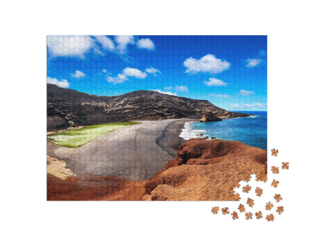 Puzzle 1000 pezzi „Cratere vulcanico con lago verde vicino a El Golfo, isola di Lanzarote, Spagna“