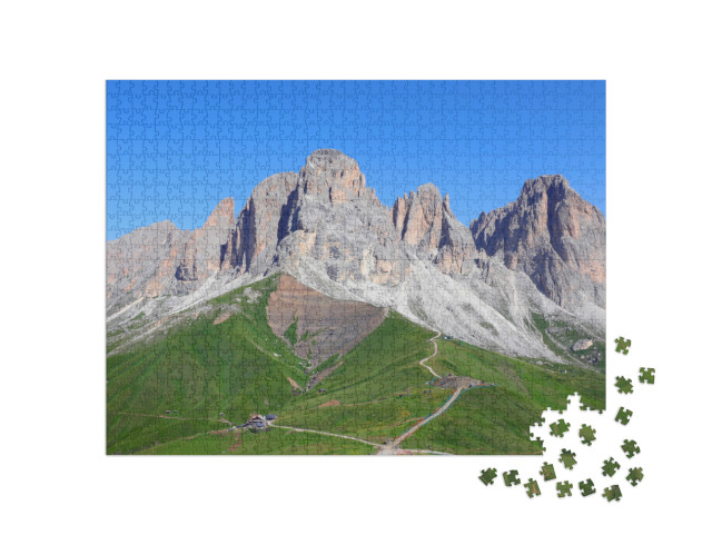 Puzzle 1000 pezzi „Vista mozzafiato sul gruppo montuoso del Sassolungo con un cielo limpido e senza persone in estate“