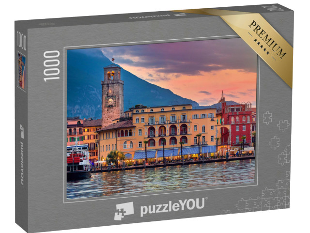 Puzzle 1000 pezzi „Vista della splendida città di Riva del Garda al tramonto con un cielo rosso“