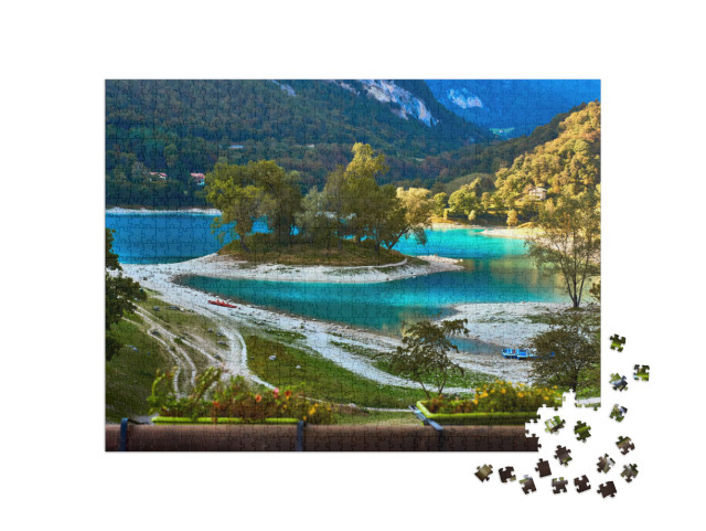 Puzzle 1000 pezzi „Lago di Tenno con il riflesso delle montagne nell'acqua.Trento, Italia, Europa. Lago turchese in montagna“