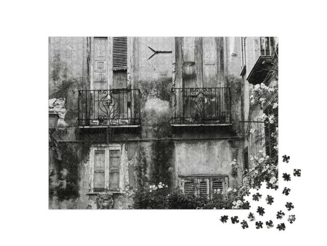 Puzzle 1000 pezzi „La facciata di un edificio sulle strade di Tropea, in Calabria.“