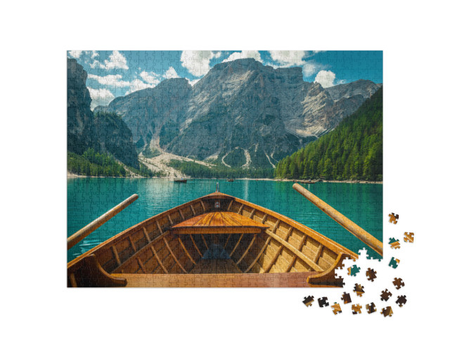 Puzzle 1000 pezzi „Splendida vista con montagne e boschi verdi dalla barca a remi in legno, Lago di Braies, Dolomiti, Italia“