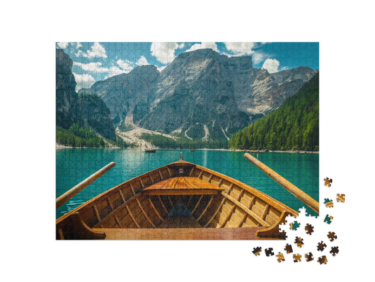 Puzzle 1000 pezzi „Splendida vista con montagne e boschi verdi dalla barca a remi in legno, Lago di Braies, Dolomiti, Italia“