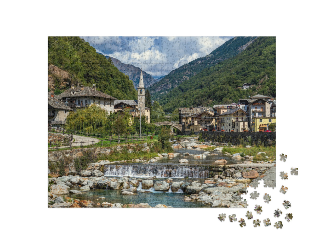 Puzzle 1000 pezzi „Vista del fiume alpino, della cittadina di Fontainemrore e delle montagne in Valle d'Aosta, Italia.“