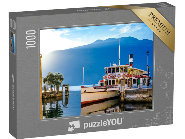 Puzzle 1000 pezzi „tipico traghetto passeggeri nel centro storico e nel porto di Riva del Garda“