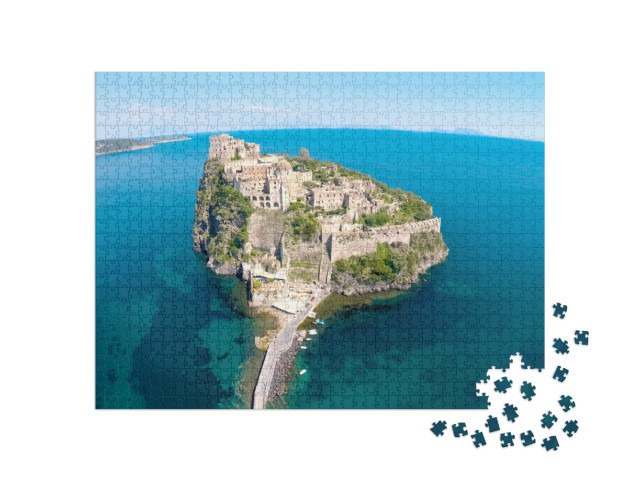 Puzzle 1000 pezzi „Bellissimo monumento storico a Ischia, castello sull'isola vulcanica, vista aerea“